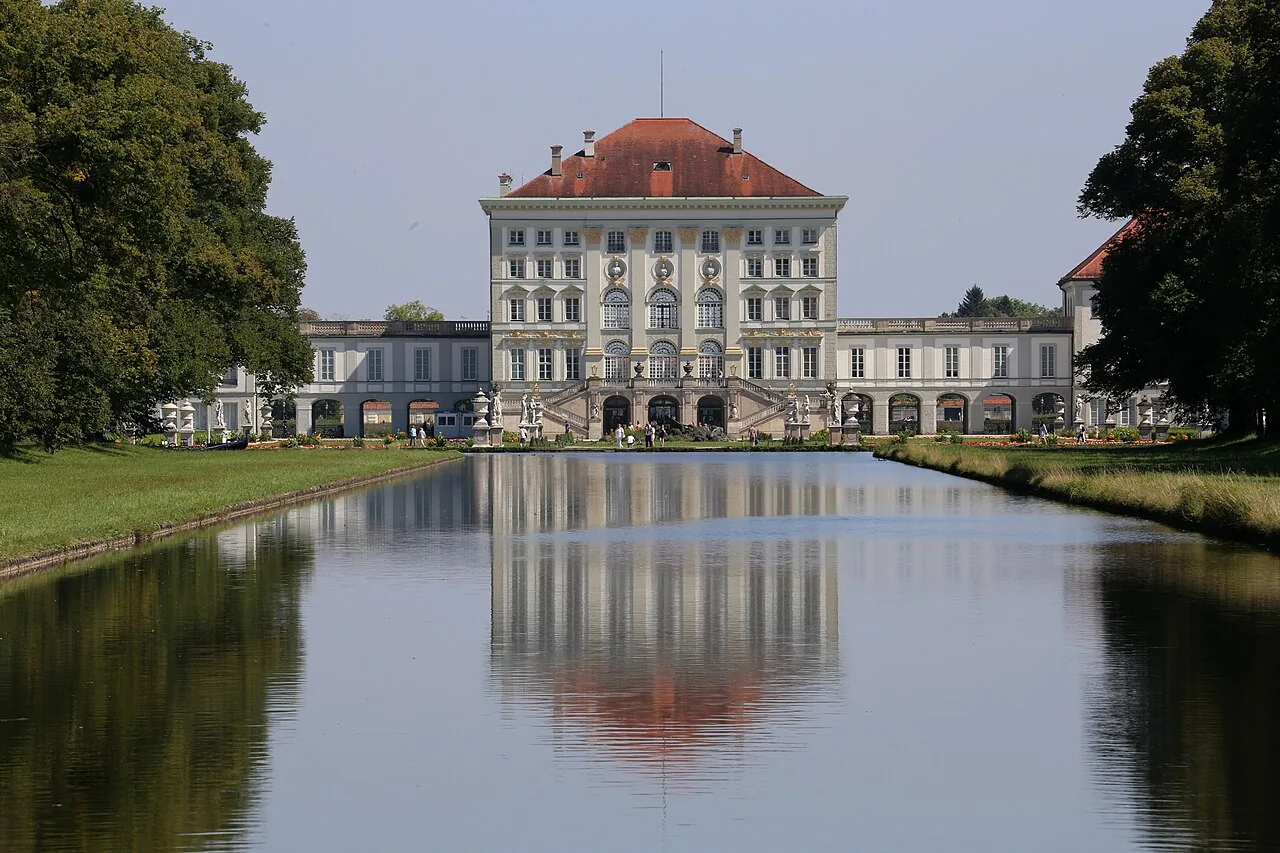 La fachada del palacio al otro lado del canal central
