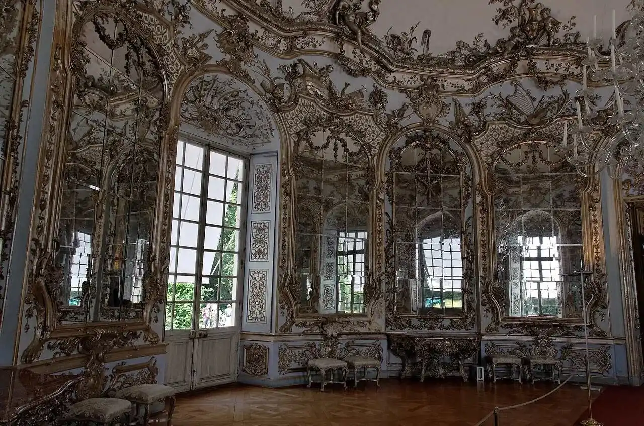 La Sala de los Espejos en la Amalienburg, en el parque