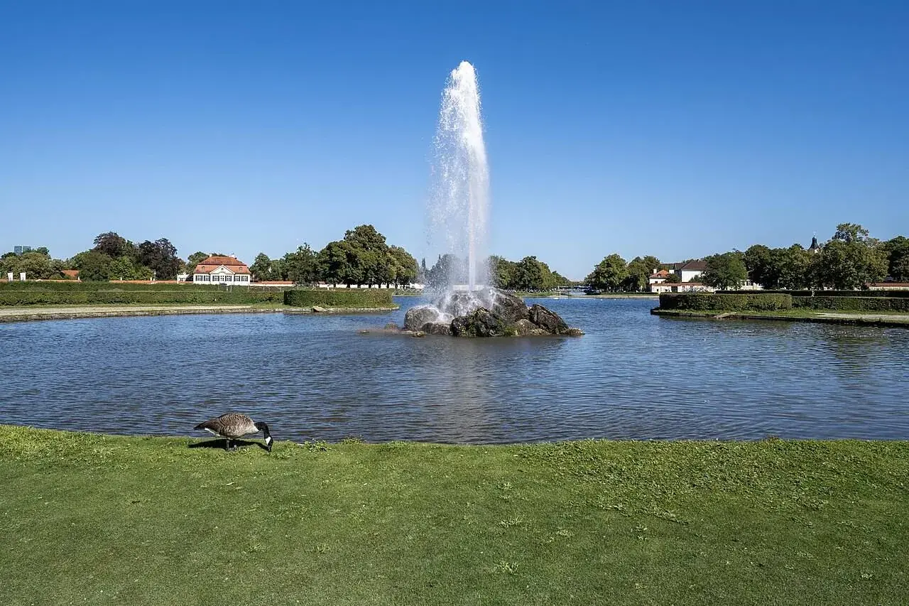 La gran fuente en el parque del palacio, que no cuesta nada pasear