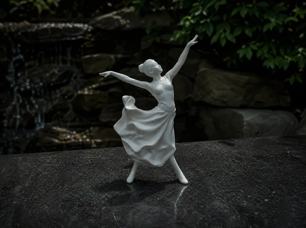 Una figura de porcelana blanca sobre fondo oscuro